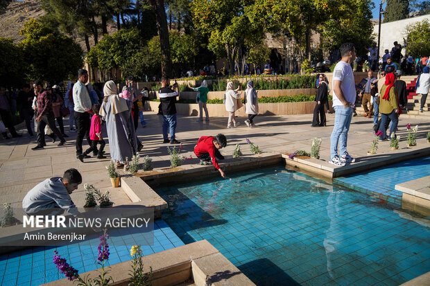 نوروز 1403 گردشگران نوروزی در آرامگاه سعدی - شیراز
