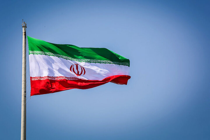 İran'ın en büyük bayrağı Tahran'da göndere çekildi