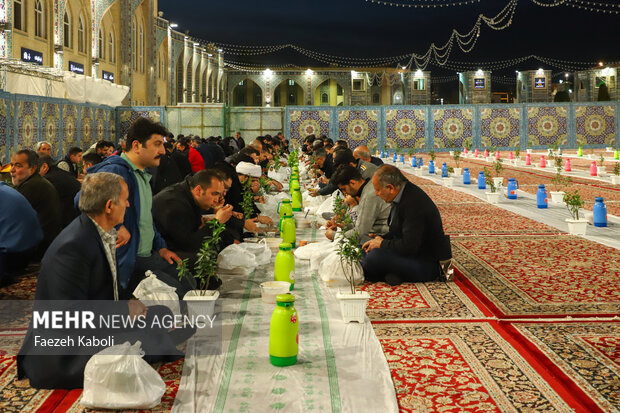 مراسم افطاری طرح ضیافت اکرام رضوی در صحن امام حسن مجتبی(ع)