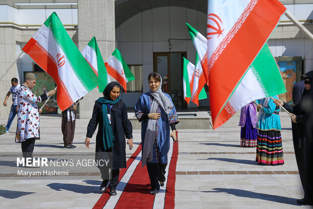 مراسم «دهمین رویداد تکریم پرچم جمهوری اسلامی ایران» ۱۲ فروردین ۱۴۰۳ همزمان با روز جمهوری اسلامی ایران با حضور عزت الله ضرغامی وزیر میراث فرهنگی و گردشگری و صنایع دستی و ناصر کنعانی سخنگوی وزارت خارجه در کوشک باغ هنر برگزار شد