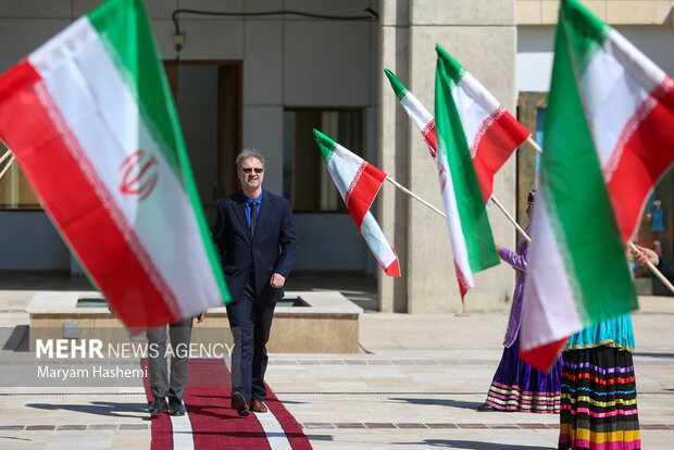 مراسم «دهمین رویداد تکریم پرچم جمهوری اسلامی ایران» ۱۲ فروردین ۱۴۰۳ همزمان با روز جمهوری اسلامی ایران با حضور عزت الله ضرغامی وزیر میراث فرهنگی و گردشگری و صنایع دستی و ناصر کنعانی سخنگوی وزارت خارجه در کوشک باغ هنر برگزار شد