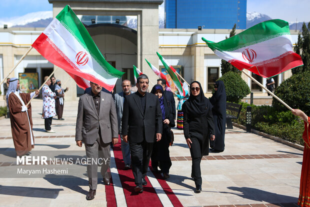 مراسم «دهمین رویداد تکریم پرچم جمهوری اسلامی ایران» ۱۲ فروردین ۱۴۰۳ همزمان با روز جمهوری اسلامی ایران با حضور عزت الله ضرغامی وزیر میراث فرهنگی و گردشگری و صنایع دستی و ناصر کنعانی سخنگوی وزارت خارجه در کوشک باغ هنر برگزار شد