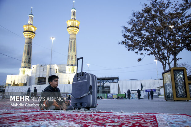 حضور مسافرانئ نوروزی اطراف حرم امام رضا