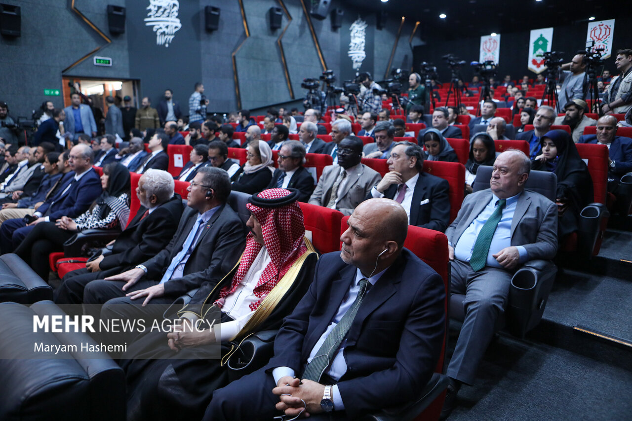 - آیین تکریم پرچم با حضور سفیران خارجی در تهران برگزار شد |