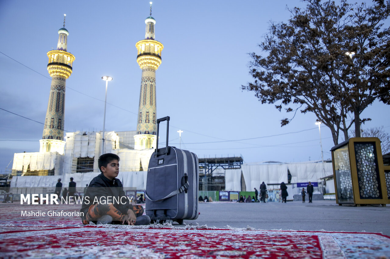 حضور زائران نوروزی اطراف حرم مطهر امام رضا (ع) – ارتباط فرهنگی