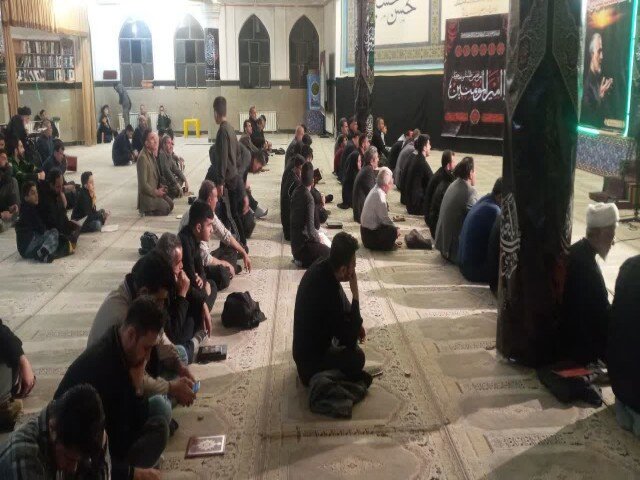 شب قدر روزنه امید حاجتمندان/کردها به امید استجابت دست به دعا شدند