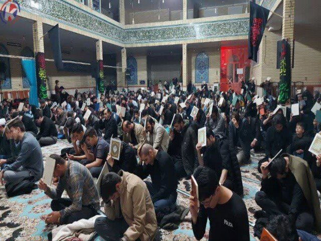 شب قدر روزنه امید حاجتمندان/کردها به امید استجابت دست به دعا شدند