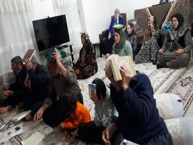 شب قدر روزنه امید حاجتمندان/کردها به امید استجابت دست به دعا شدند