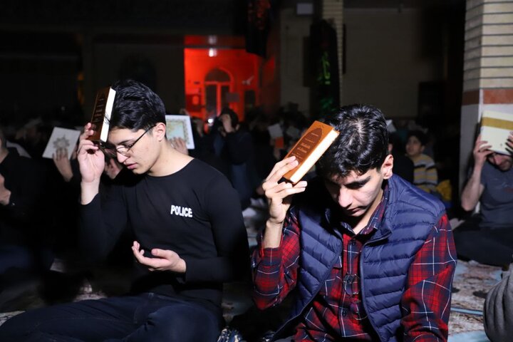 شب قدر روزنه امید حاجتمندان/کردها به امید استجابت دست به دعا شدند