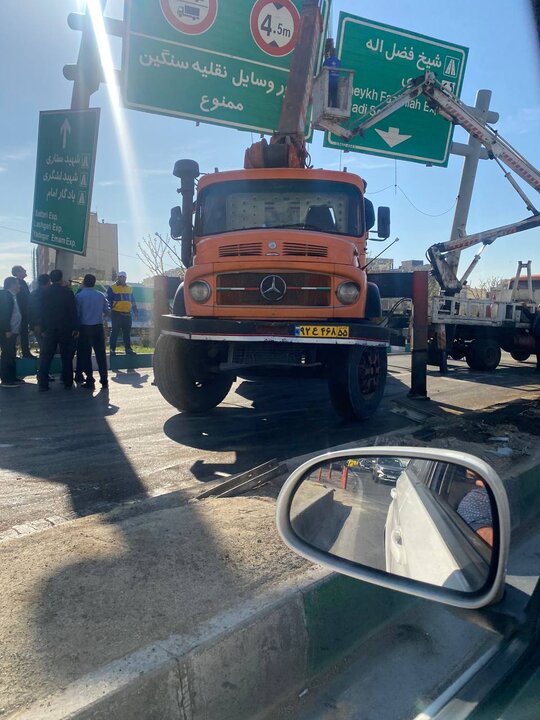 تصادف کامیونت حامل مواد نفتی با تابلوی راهنمایی و رانندگی