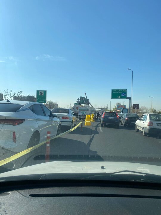 تصادف کامیونت حامل مواد نفتی با تابلوی راهنمایی و رانندگی