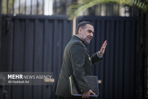 امیر سرتیپ محمدرضا آشتیانی وزیر دفاع در حاشیه جلسه هیات دولت
