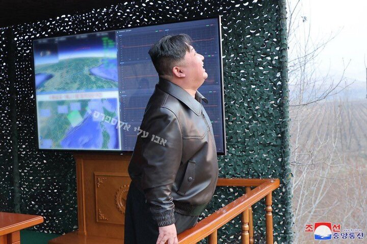 لحظه پرتاب موشک بالستیک کره شمالی و ذوق‌زدگی «اون»+ فیلم و عکس