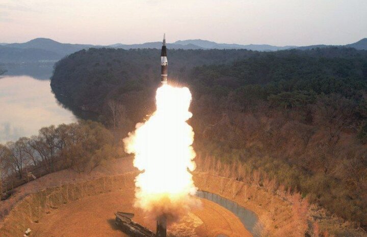 لحظه پرتاب موشک بالستیک کره شمالی و ذوق‌زدگی «اون»+ فیلم و عکس