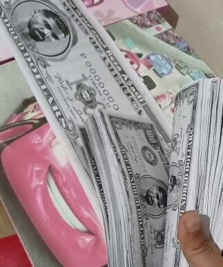 هدیه هواداران تراکتور برای مهاجم جنجالی/ یک مُشت دلار! + عکس