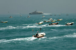 رژه بسیج دریایی مردم‌پایه با حضور ۳۵۰ شناور در بوشهر برگزار شد