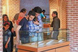 حضور گردشگران در موزه باستان شناسی اردبیل