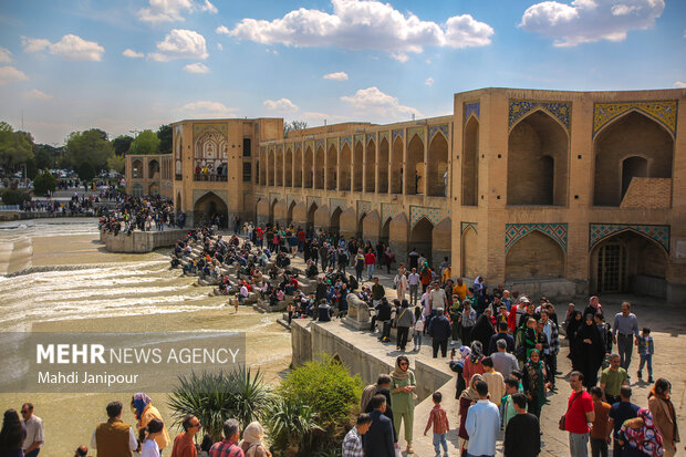 درهای شاهنشین پل خواجو به روی گردشگران گشوده شد