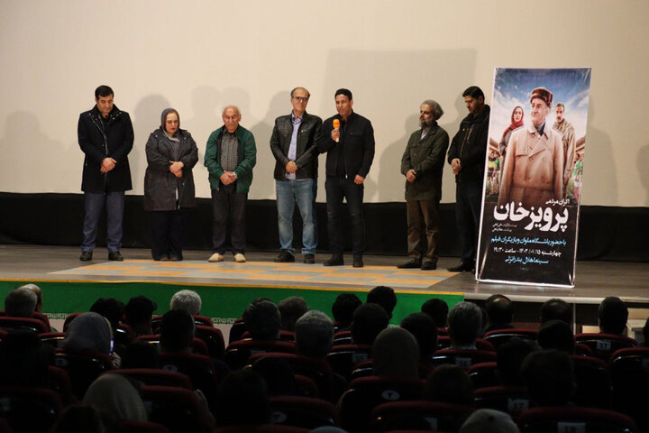 «پرویزخان» در بندرانزلی اکران شد/ قدردانی از دختر دهداری «پرویزخان» در بندرانزلی اکران شد/ قدردانی از دختر دهداری