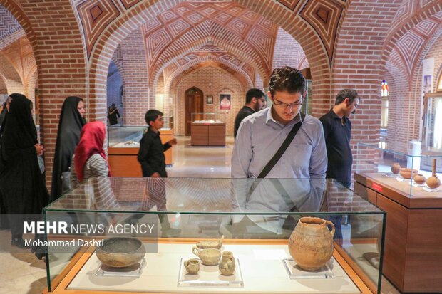 مسافران نوروزی در موزه باستان شناسی اردبیل