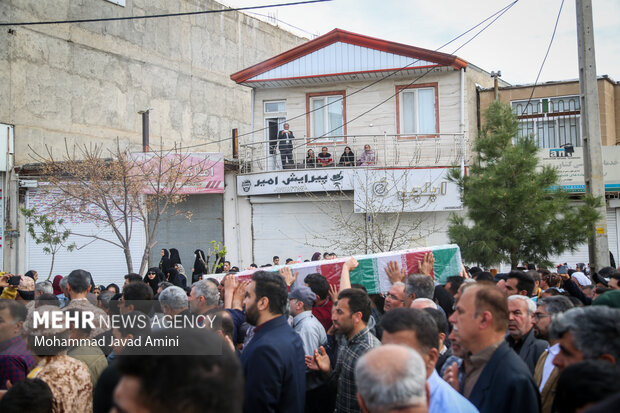 مراسم تشییع و تدفین پیکر مطهر شهید گمنام در روستای کورانه قزوین