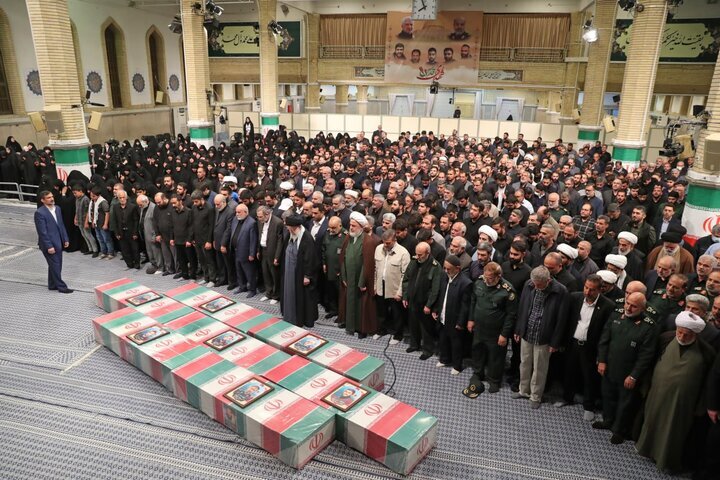الامام الخامنئي يقيم الصلاة على جثامين الشهداء السبعة على طريق القدس 