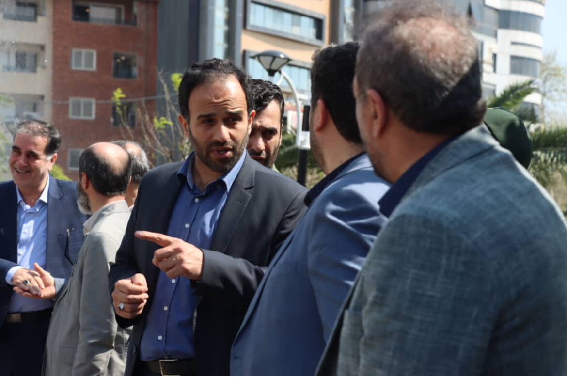 اهتزاز پرچم فلسطین بر فراز آسمان رشت در حمایت از مردم غزه