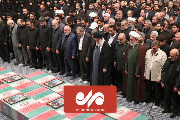 فیلم اقامه نماز رهبر انقلاب بر پیکر هفت شهید راه قدس فیلم اقامه نماز رهبر انقلاب بر پیکر هفت شهید راه قدس