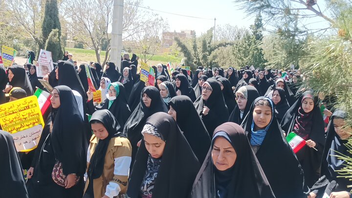 مشق عشق مردم روزه‌دار اردستان در راهپیمایی روز قدس