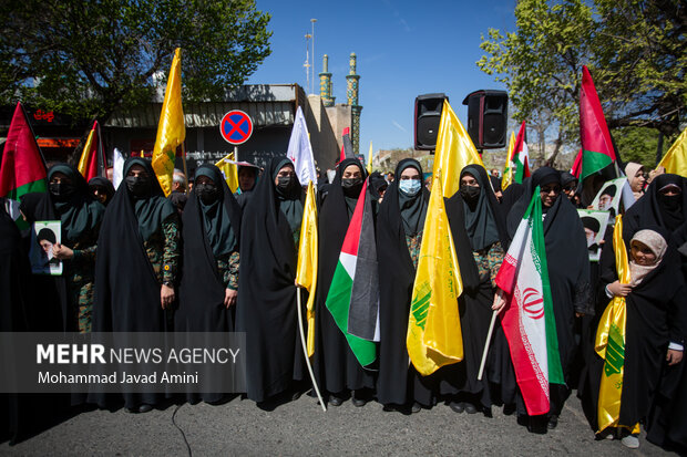 راهپیمایی روز قدس با استقبال با شکوه مردم قزوین از پیکر شهید «آقابابایی»