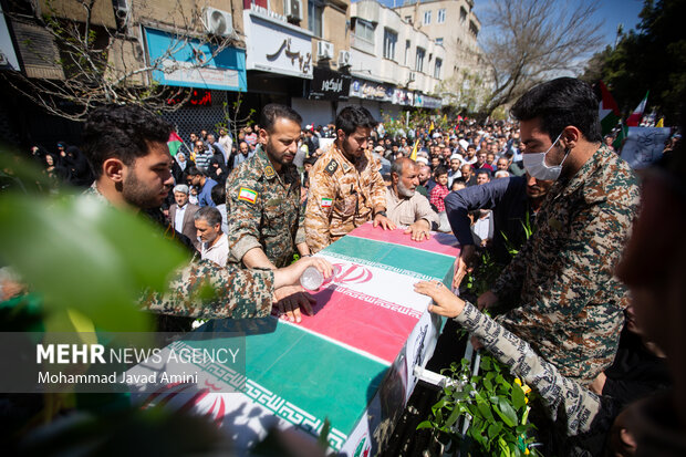 راهپیمایی روز قدس با استقبال با شکوه مردم قزوین از پیکر شهید «آقابابایی»