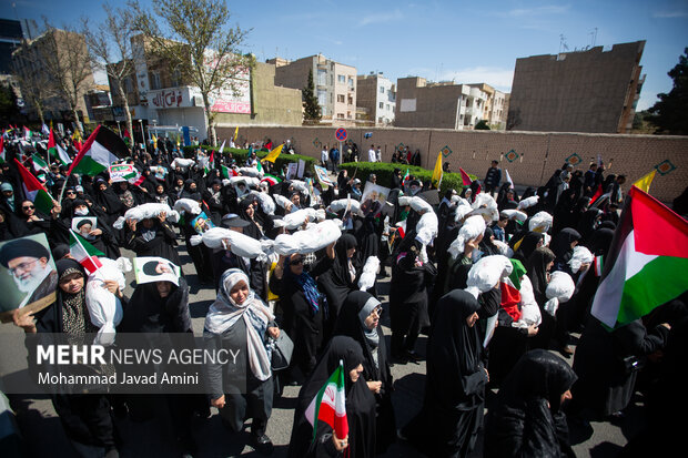 راهپیمایی روز قدس با استقبال با شکوه مردم قزوین از پیکر شهید «آقابابایی»