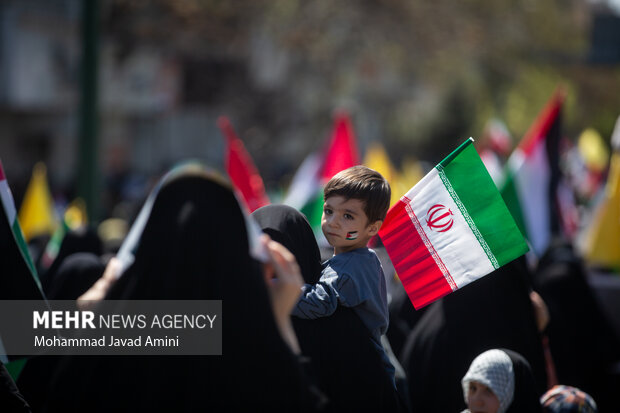 راهپیمایی روز قدس با استقبال با شکوه مردم قزوین از پیکر شهید «آقابابایی»