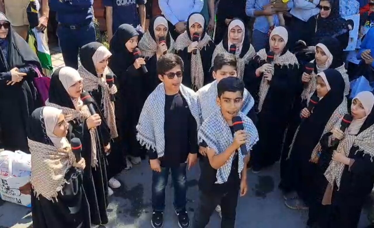 اجرای گروه سرود در محل راهپیمایی روز قدس بوشهر