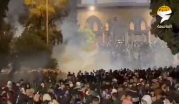 لحظه شلیک گاز اشک‌آور به سوی نمازگزاران فلسطینی در مسجدالاقصی+ فیلم
