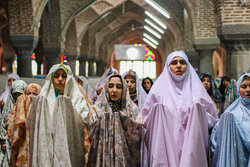 Women observing Itikaf rituals in Tabriz
