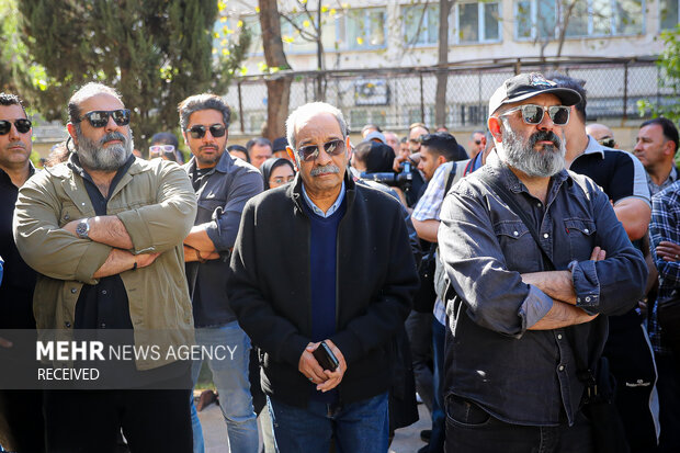 حسن معجونی، داریوش فرهنگ و برزو نیک نژاد در مراسم تشییع پیکر رضا داوودنژاد