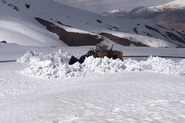 عملیات برف‌روبی برای بازگشایی مسیر ارتفاعات شاهو در پاوه