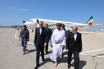 ایرانی وزیر خارجہ اعلی سطحی وفد کے ہمراہ عمان پہنچ گئے
