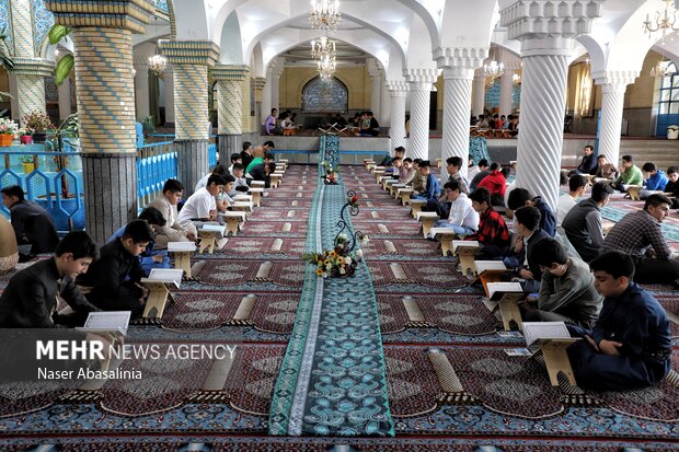 محفل دانش‌آموزی انس با قرآن کریم در سنندج