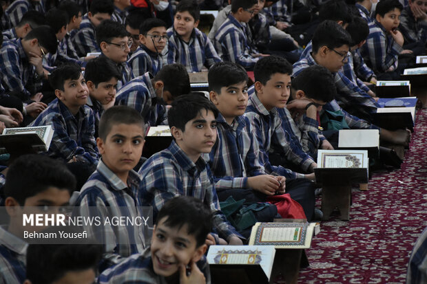 محفل دانش آموزی انس با قرآن در اراک