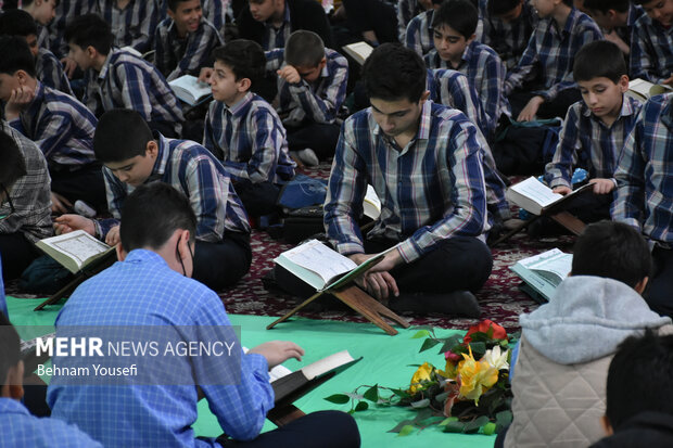 محفل دانش آموزی انس با قرآن در اراک