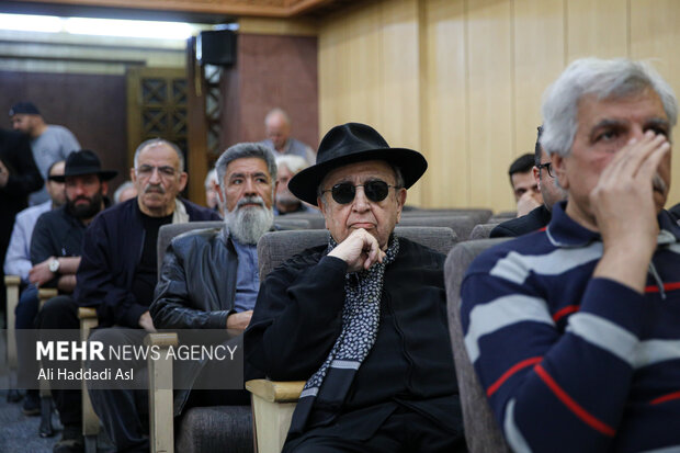 بهمن فرمان آرا در مراسم ترحیم رضا داوود نژاد حضور دارد