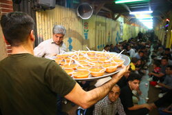 برپایی ضیافت افطاری ساده در خیابان شهدای قم+ تصاویر