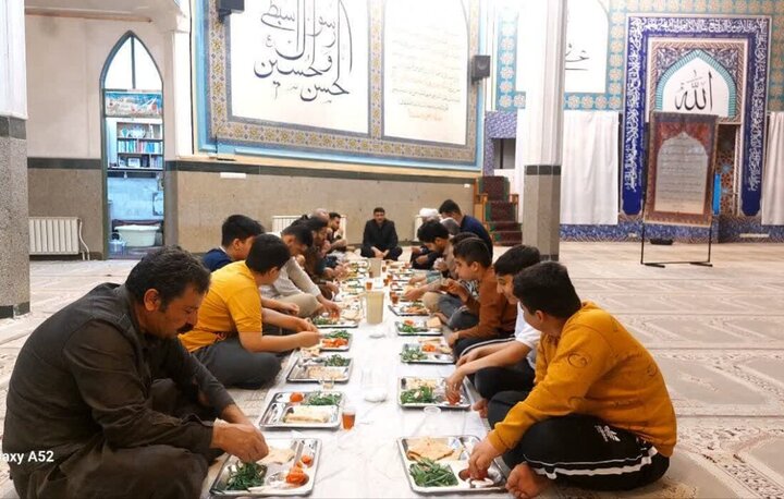 بیش از ۱۰۰ ضیافت افطاری ساده در مساجد کامیاران برپا شد