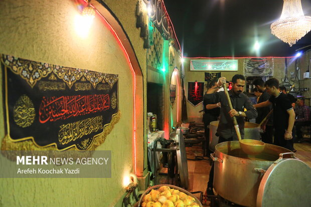 ضیافت افطاری ساده در خیابان شهدای قم+ تصاویر