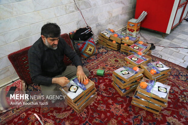 آماده سازی ۸۵۰ بسته افطاری در حسینیه فارس الحجاز قم+تصاویر