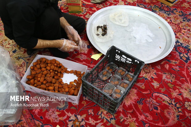 آماده سازی ۸۵۰ بسته افطاری در حسینیه فارس الحجاز قم+تصاویر