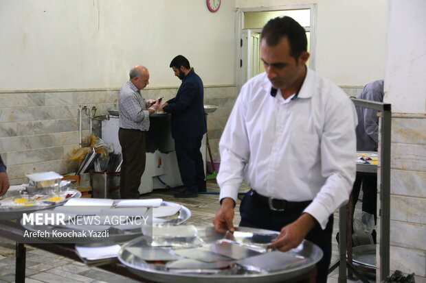 آماده سازی ۸۵۰ بسته افطاری در حسینیه فارس الحجاز قم+تصاویر