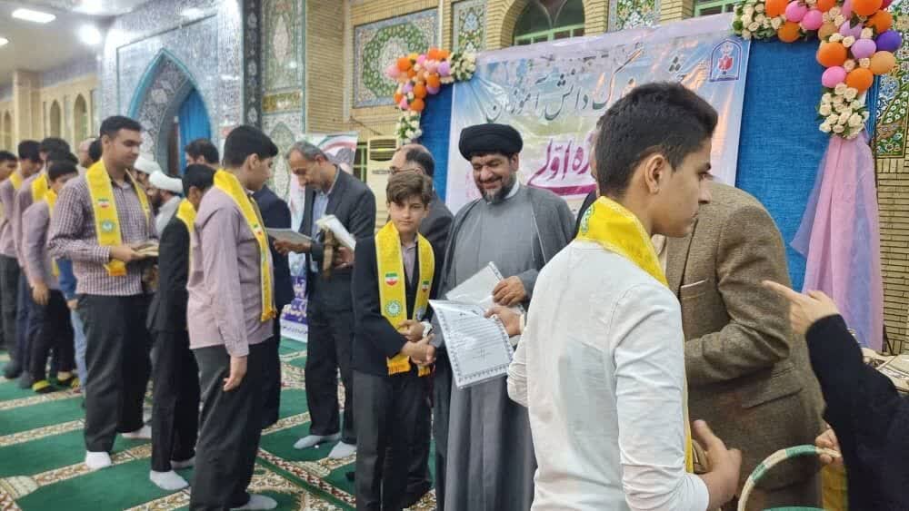 جشن دانش آموزان روزه اولی و تجلیل از برترین‌های قرآنی در گناوه 